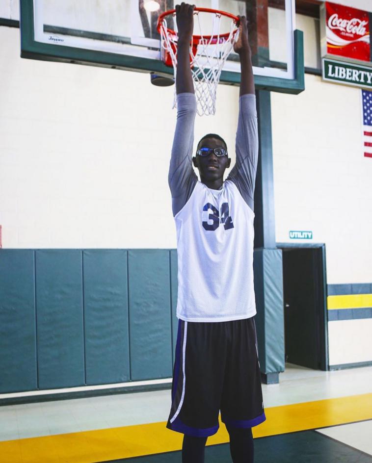 nba史上最高巨人!水中游泳似巨型水怪,2米31站着扣篮轻轻松松