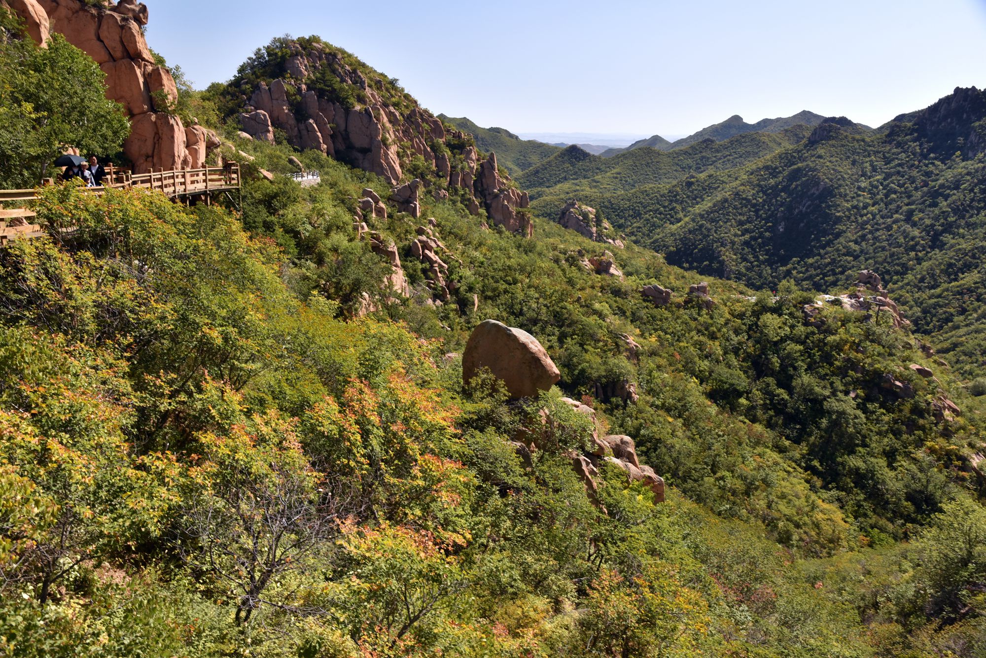 辽宁北票大黑山刑天峰天眼奇观眼角会流泪眼珠养鱼谁能解释
