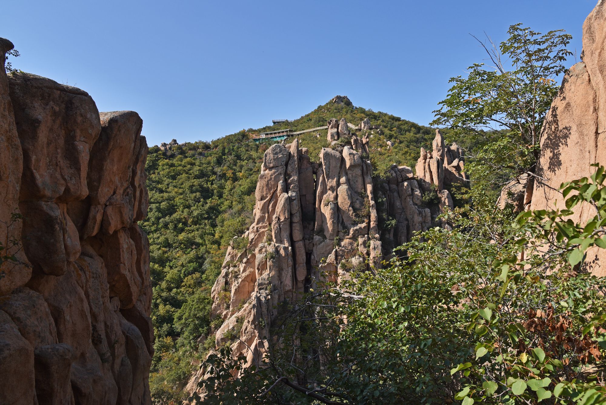 辽宁北票大黑山刑天峰天眼奇观眼角会流泪眼珠养鱼谁能解释