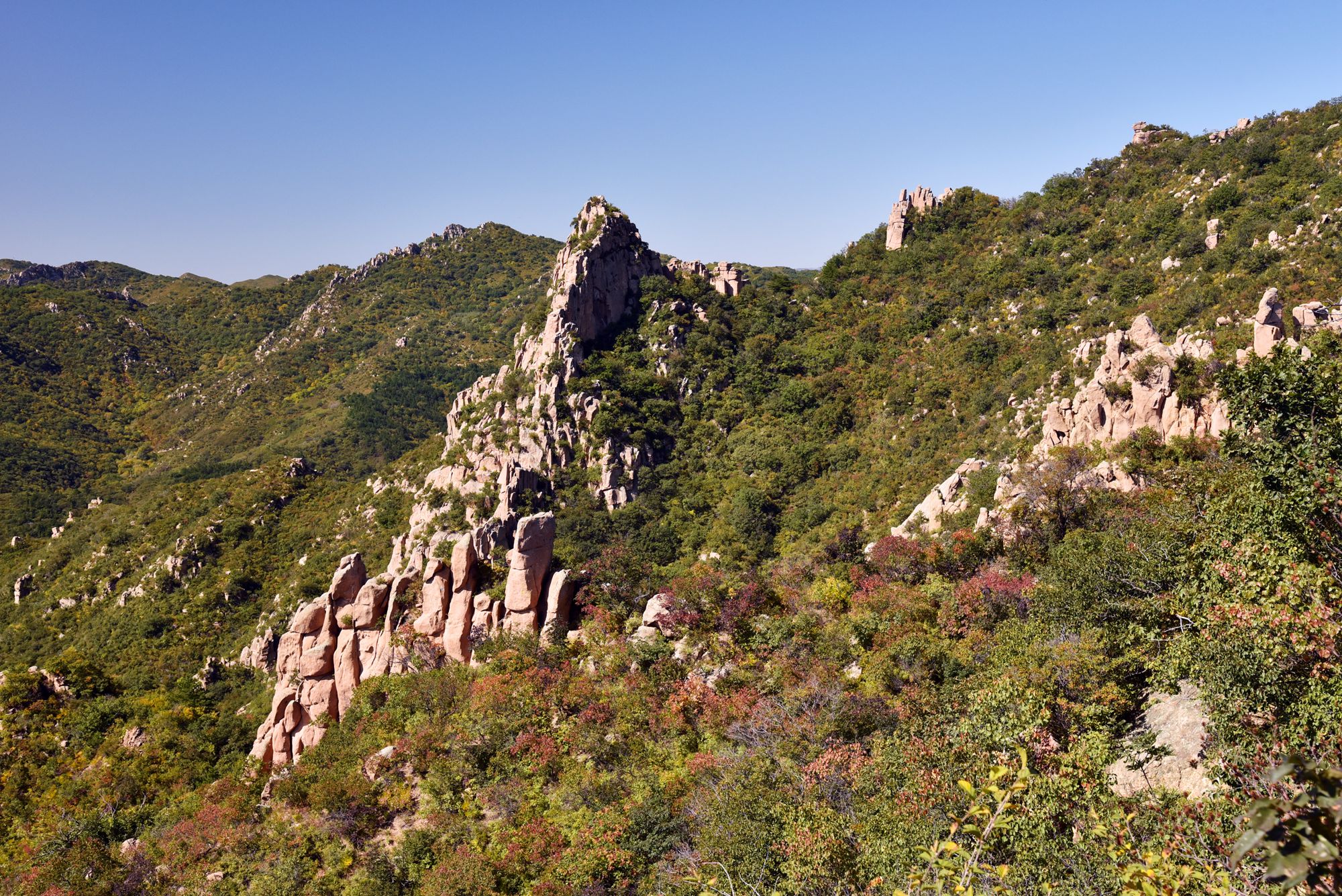 辽宁北票大黑山刑天峰天眼奇观眼角会流泪眼珠养鱼谁能解释
