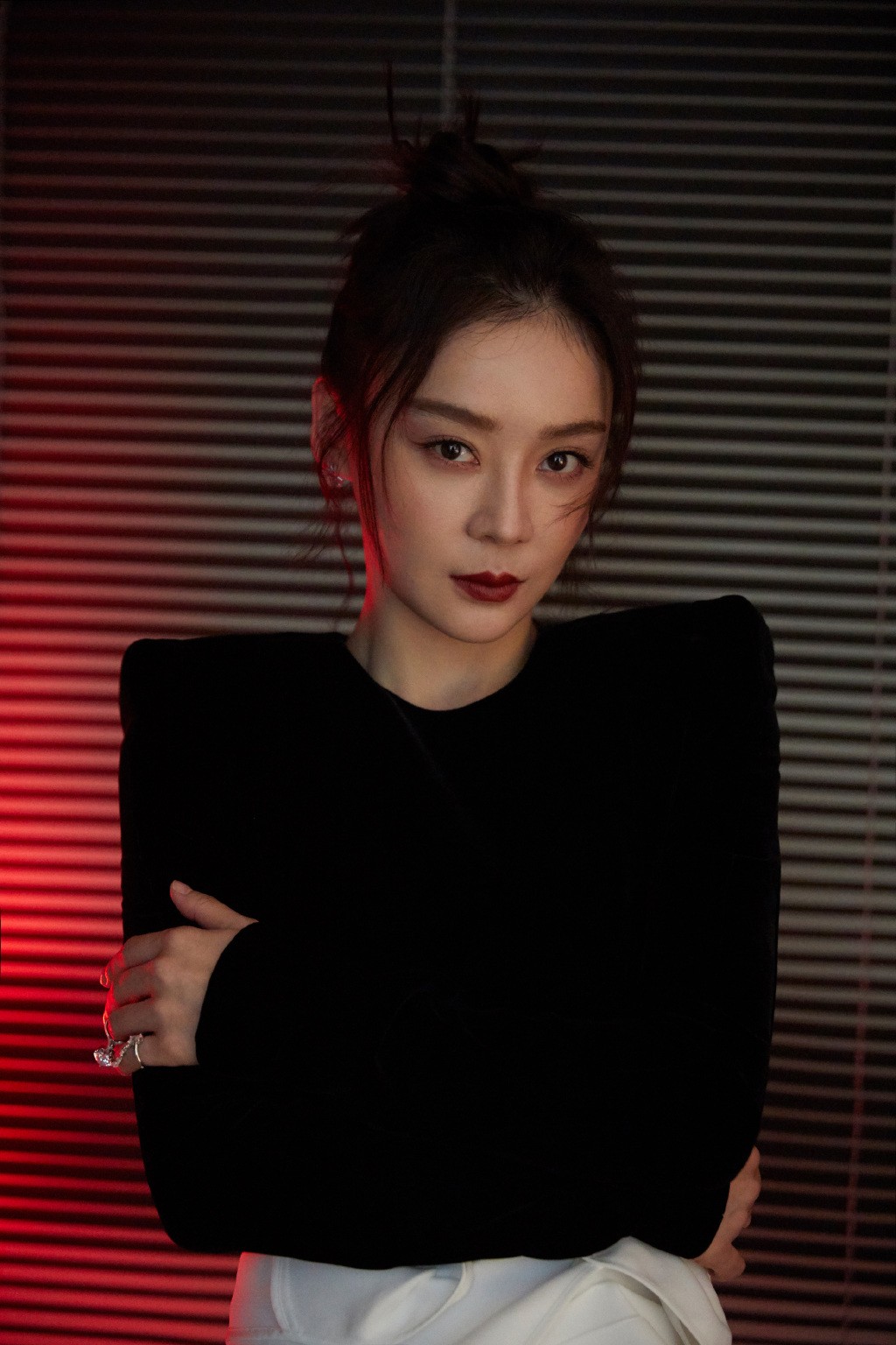 她上真人秀与钱枫相亲,今穿丝绒上衣配白色半身裙,高级感满满