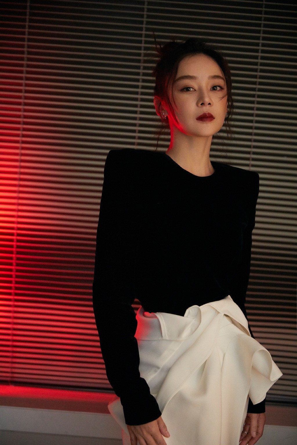 她上真人秀与钱枫相亲,今穿丝绒上衣配白色半身裙,高级感满满