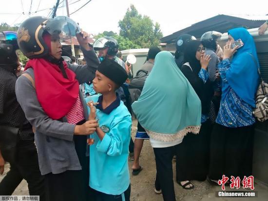 印度尼西亚海啸 印度尼西亚气象气候暨地球物理局26日称,地震没有引发海啸威胁。图为民众上街避难。