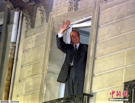  资料图：1995年5月7日，新当选法国总统的希拉克在阳台向支持者挥手致意。