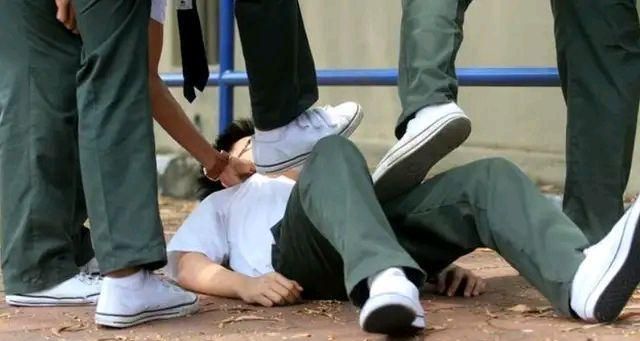 将同学扔下四楼,未成年人所作所为让人乍舌,网络暴力更伤人