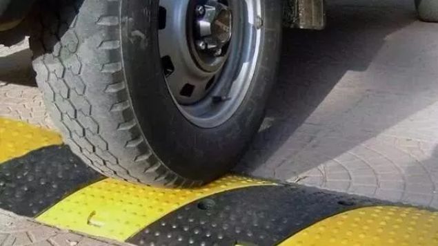 新手过减速带习惯踩刹车，颠簸还伤车，老司机教你一招舒适不伤车