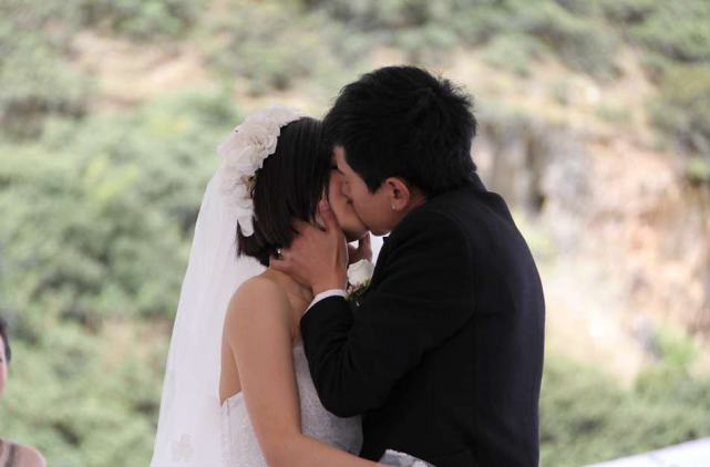 晒与谢娜合照好温馨