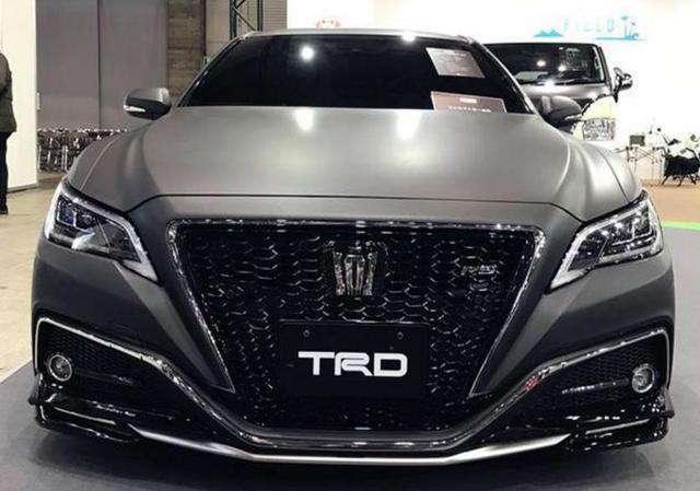 新款丰田皇冠实车来了,外观酷似"黑武士",2.0t后驱配四出排气