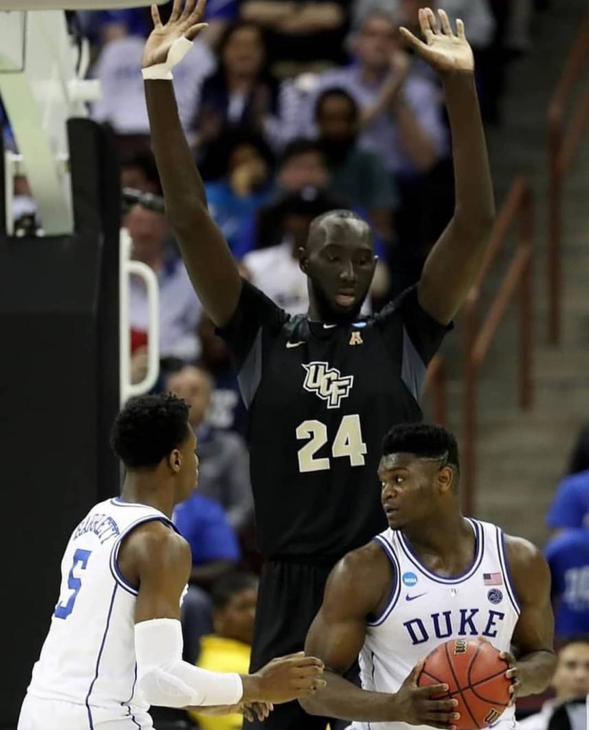 2米31站着扣篮轻轻松松即便是今年选秀的状元,弹跳能力出色的蔡恩