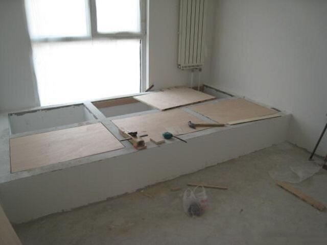 基地使用水泥做的,然后打上了木板,敲得紧紧的,完全没有储物空间.