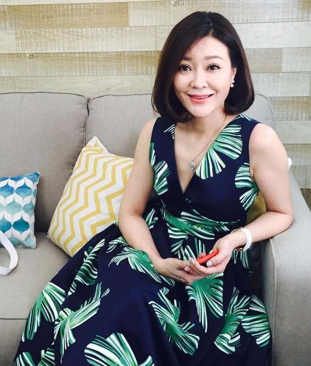 前央视主持人王小骞转战直播平台变身育儿专家带货赚钱