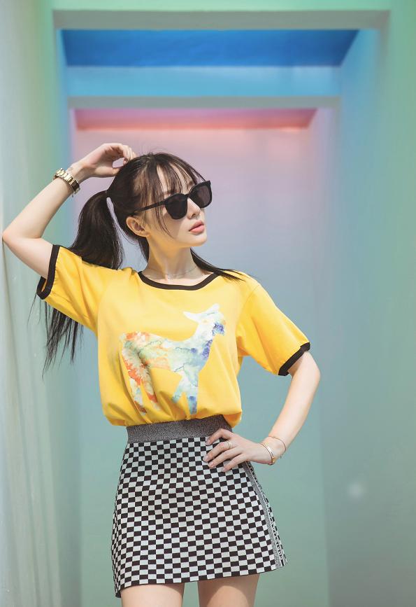 李小璐穿黄色t恤黑白格纹短裙,双马尾配齐刘海发型,活力俏皮