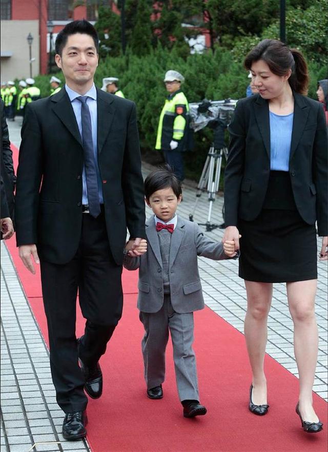 在立院三年多来,蒋万安的办公室丝毫没有家人踏过的痕迹,如果说有