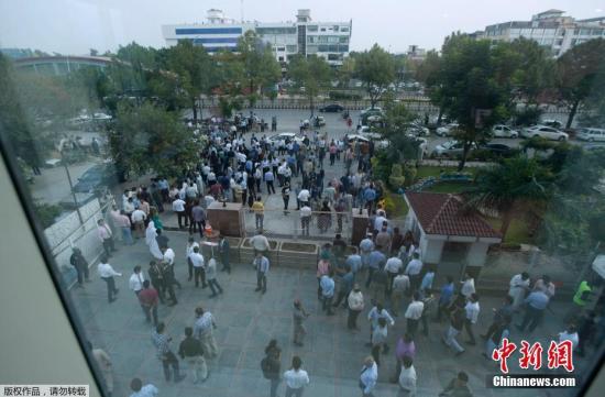 巴基斯坦的首都 当地时间9月24日,巴基斯坦首都伊斯兰堡及东部旁遮普省发生里氏5.8级强烈地震,人们跑出大楼聚集在空旷地带避险。