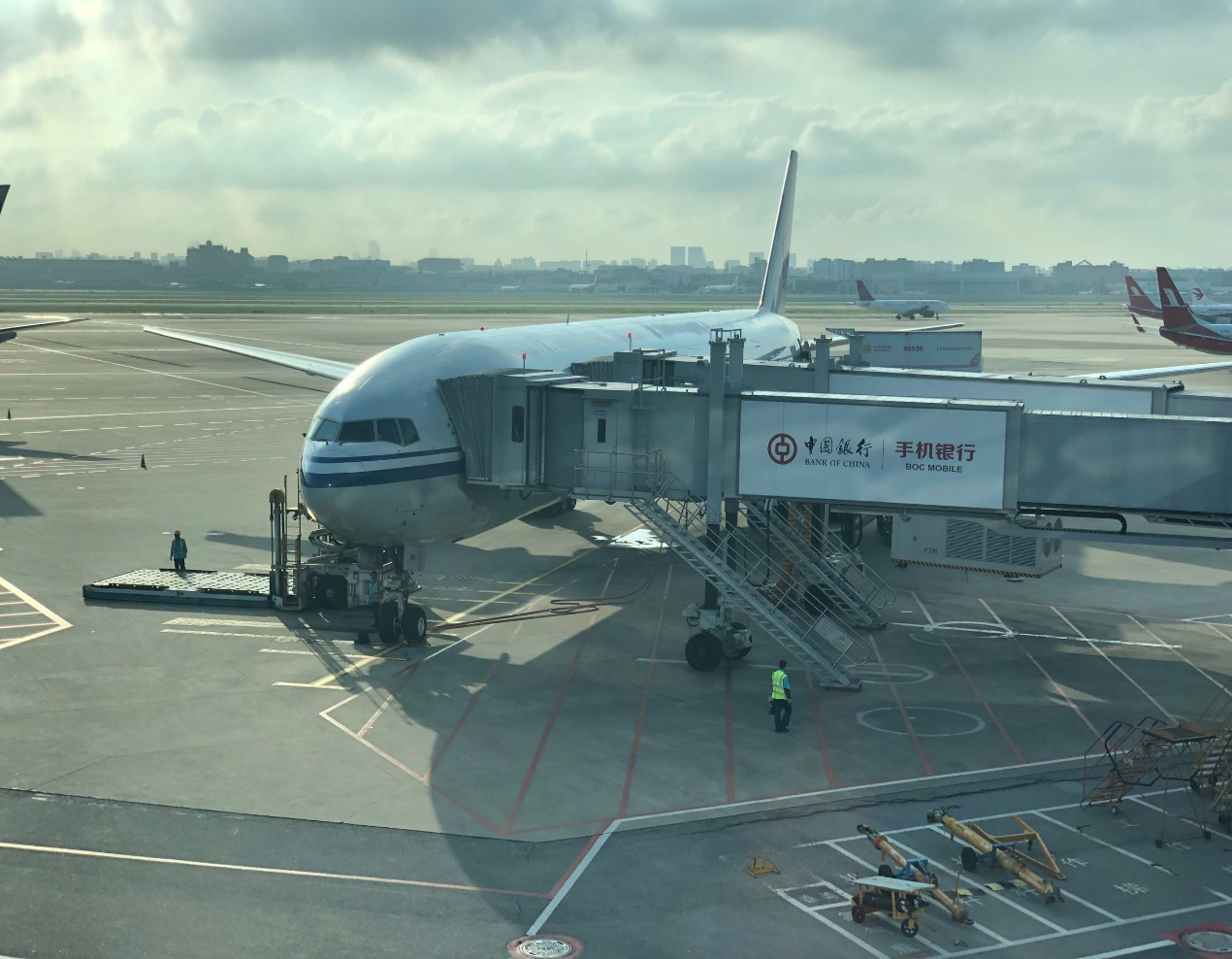 廊桥能使旅客快速登机提高体验而在北京首都机场,777也只能停在远机位