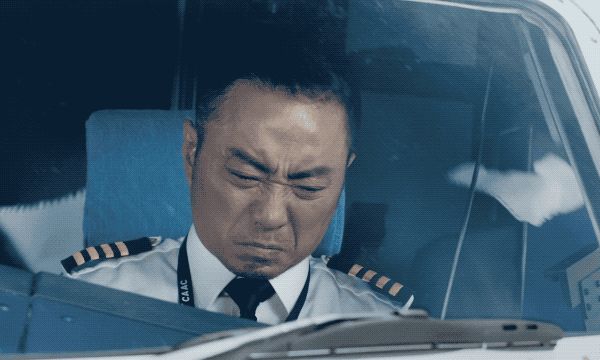 答案是:制造悬念|中国机长|刘伟强|导演_新浪新闻