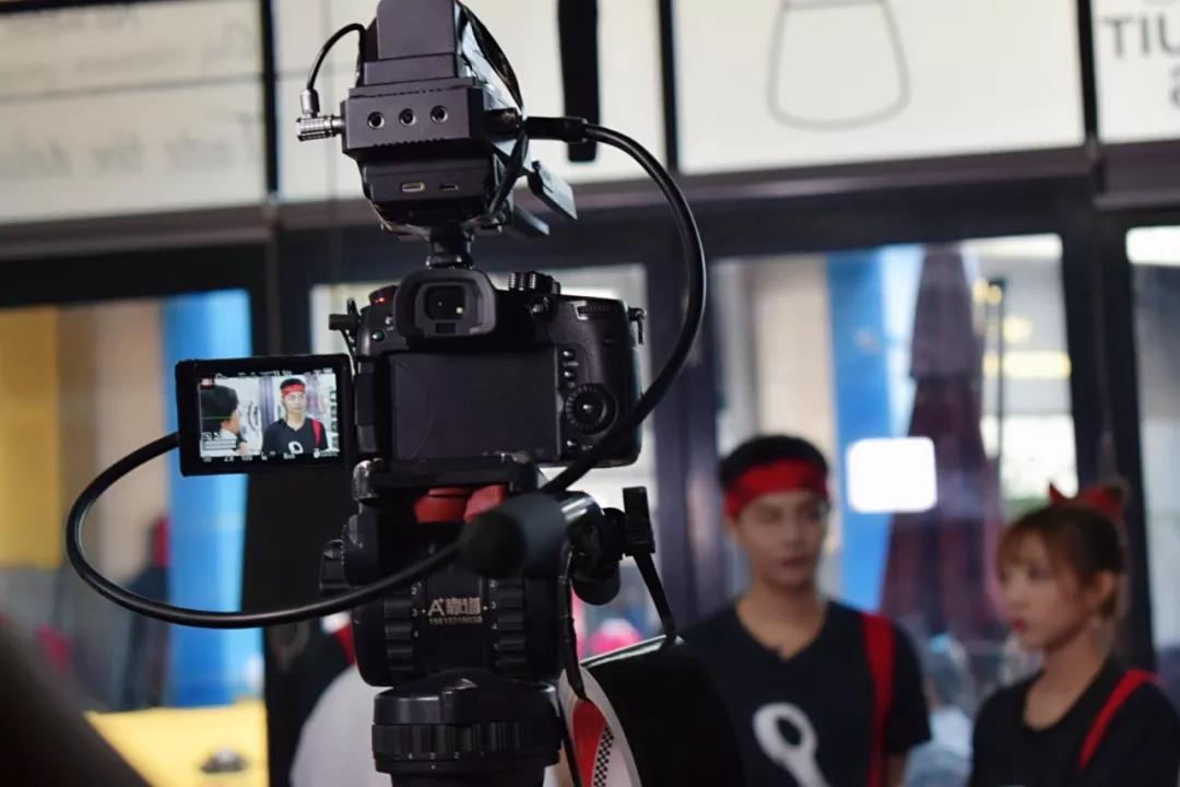 刘奚子正在拍摄中韩美食综艺