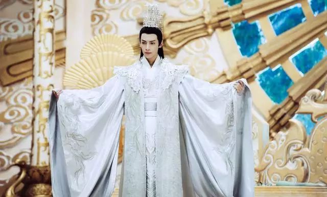 说到大婚的戏码,除了锦觅,润玉和旭凤三人错综