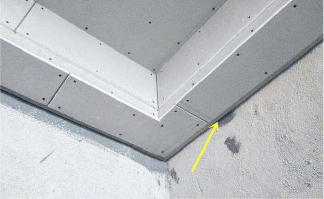 工人手艺差被我抓个现行,石膏板吊顶接缝这么大,不补好不结工钱