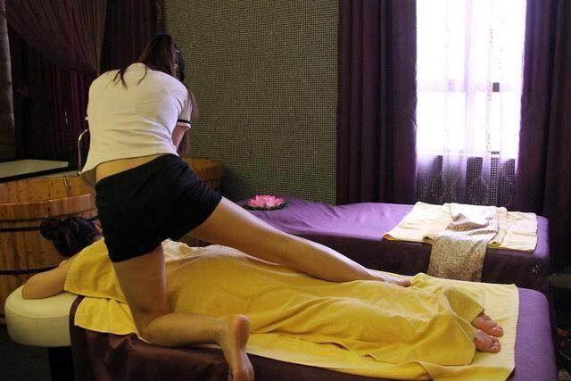 美女按摩师的生活,奇葩顾客向她提出特殊服务要求|特殊服务|技师|奇葩