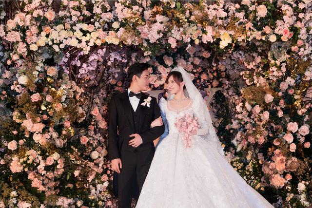 唐嫣与老公现身餐厅穿长裙抖衣服遮孕肚罗晋提前过起中年生活