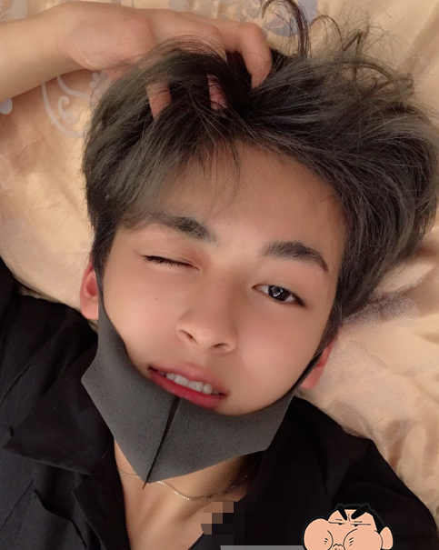 何洛洛晒男神自拍角度,电梯按键都p歪了,这是什么神操作?