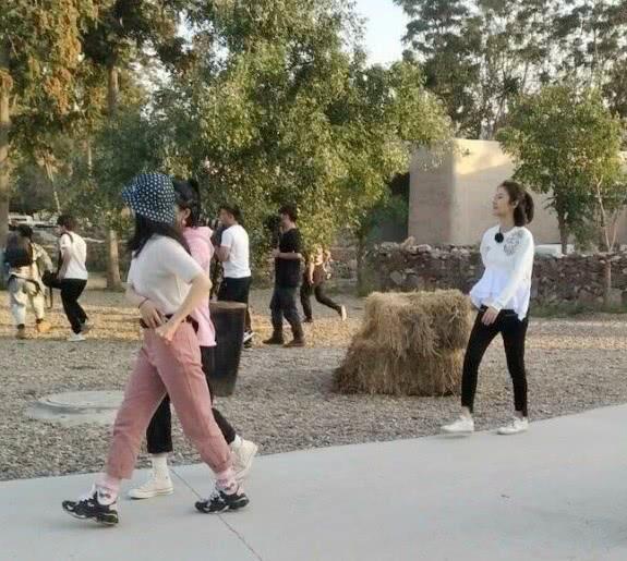 林心如现身《客栈3》,打扮接地气,背购物袋与马天宇相伴而行