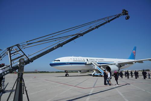 中新网9月27日电 跨国追逃经侦题材剧集《猎狐》近日在天津机场实地