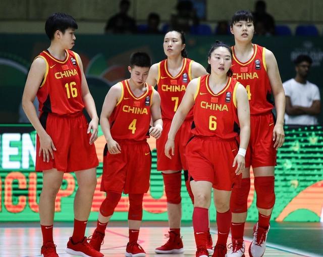 1分绝杀!中国女篮险胜世界杯亚军,男篮遭打脸,球迷:李楠下课