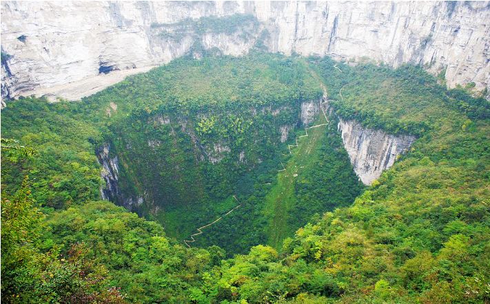 不少游客不远千里而来,于是"大锅圈"天坑村也经常接待来自外界的游客