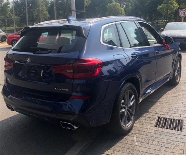 20款宝马x3到店,量子蓝车身,尺寸不加长也能比过奔驰glc?