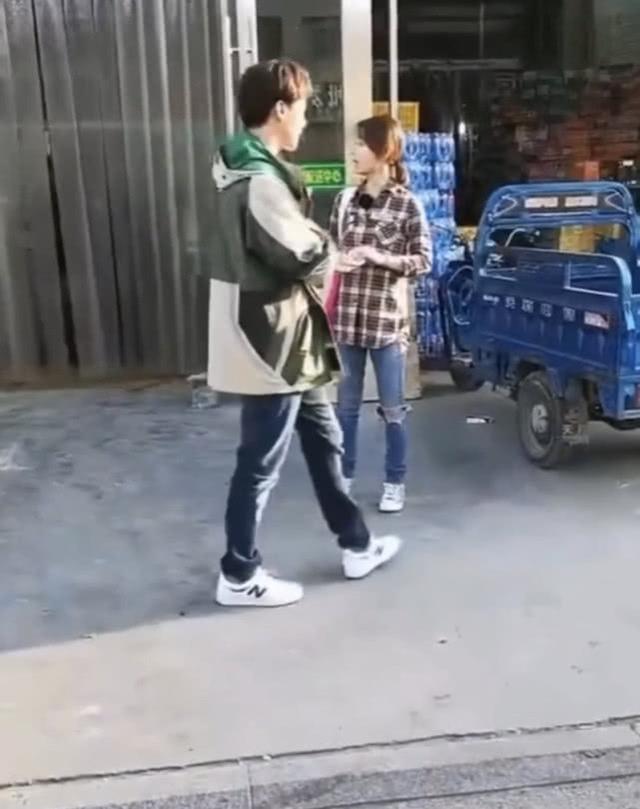 林心如现身《客栈3》,打扮接地气,背购物袋与马天宇相伴而行