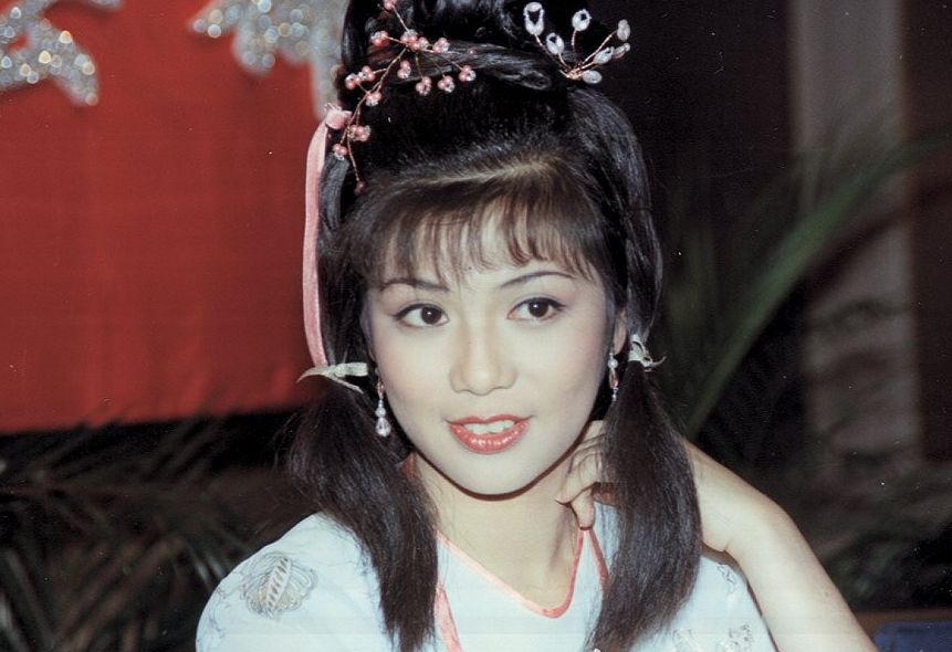 在《天龙八部》中,阿碧温柔娇媚,阿朱俏皮可喜,阿紫毒辣至极,甚至段