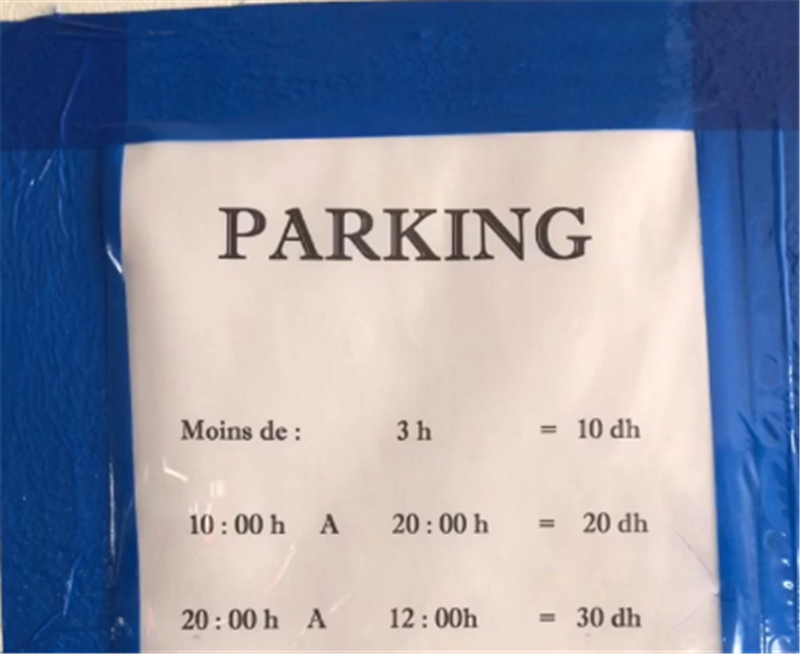 蓝牌标致408现摩洛哥,挂"渝c"牌,车价19万,停车3小时20元