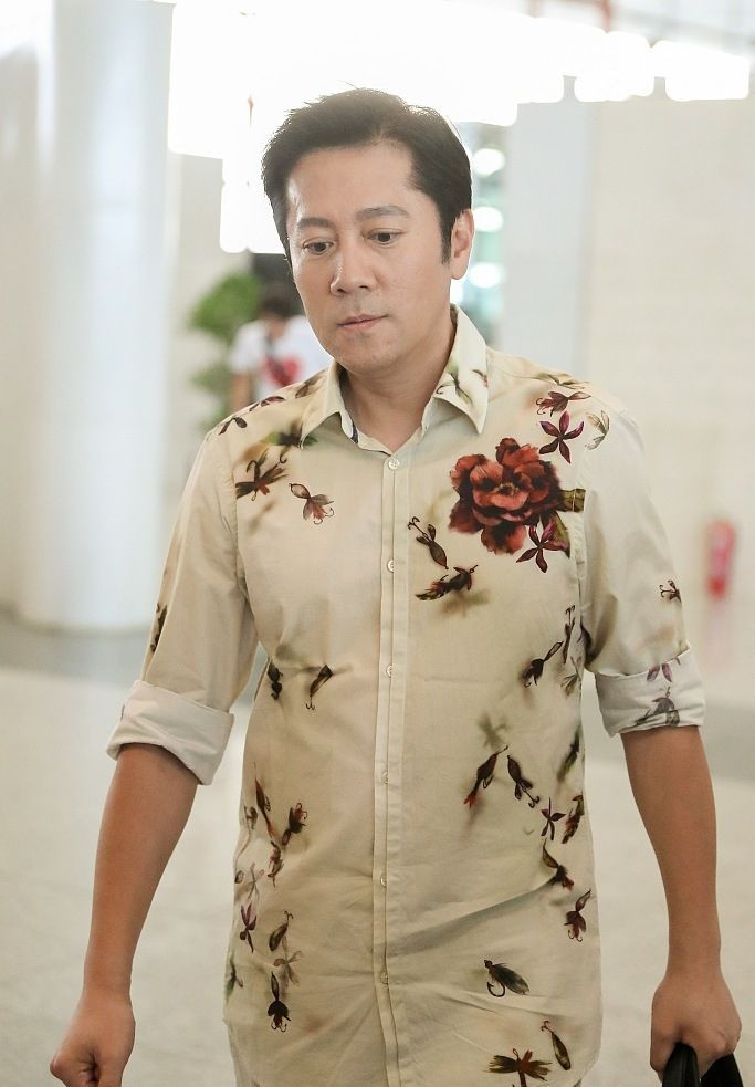 51岁蔡国庆宝刀未老一身休闲装帅气逼人风采不减当年