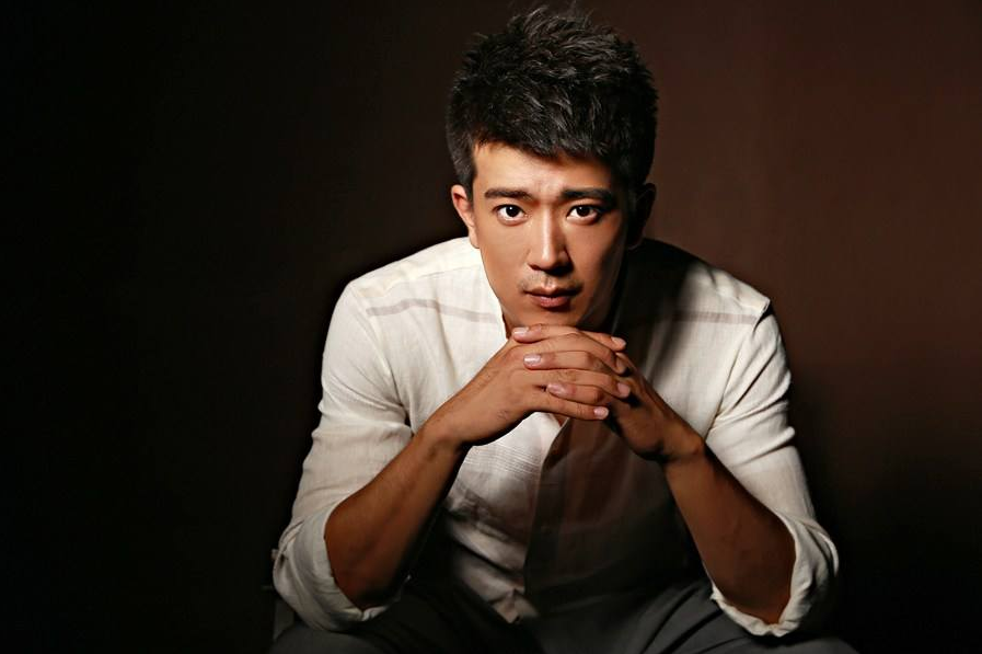 李岷城并不是科班出身的演员,他毕业于北京舞蹈学院的音乐剧系,因为