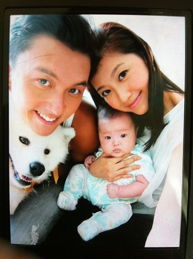 后来王浩信还特别在舞台上向爱妻求婚,当时的举动真的很甜很让人感动