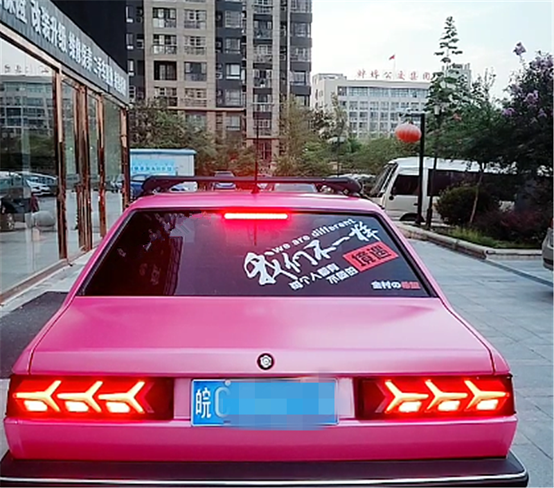 首台"樱花粉"桑塔纳,改"鱼骨灯"很拉风,还和兰博基尼是同款