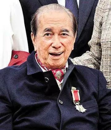 68岁刘銮雄三亿换肾状态回春,与甘比牵手亮相,重现大佬风范!