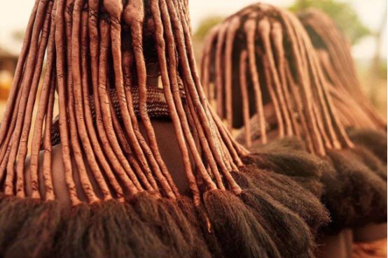 世界上最脏的女人,用牛粪来装饰头发,她们的老公如何受得了!