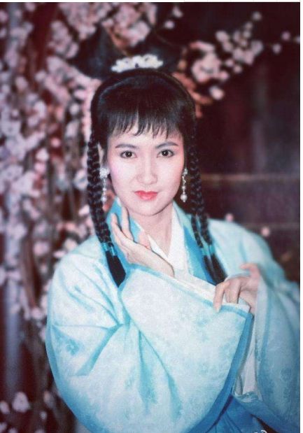 曾经小青如今容貌不在不及姐姐颜值气质却丝毫不输