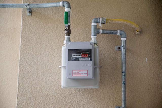 燃气热水器装二楼跟一楼厨房燃气表距离6米这样安装安全吗