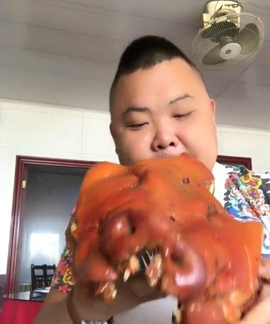 二月二龙抬头美食主播们为了吃猪头也是拼了