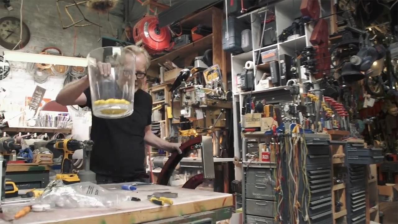 国外老大爷研发玩具枪能装1000发子弹真过瘾