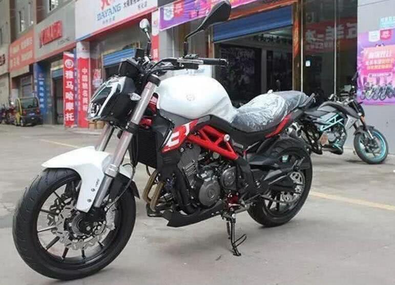 2万多的贝纳利机车!300cc双缸引擎 abs,着实惹人注目