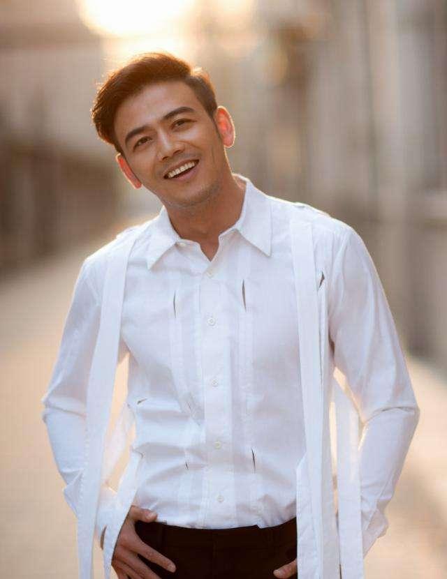 难怪杨烁一直留胡子,看到18岁的青涩照,原来怕帅到大家!