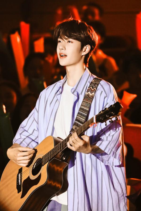 明星弹吉他,肖战温柔,薛之谦帅气,看到王一博:心脏怦怦跳