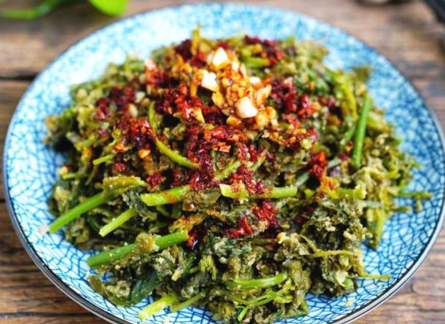 味道可是很不错的,但是做法就很繁琐费时了,因为诸葛菜带有苦味,所以