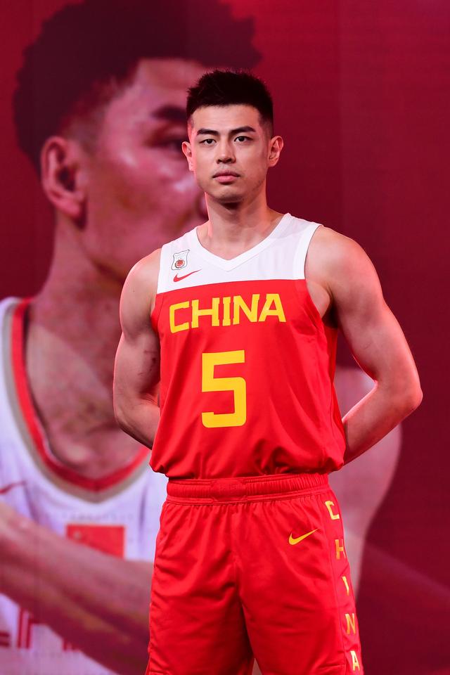 男篮国手方硕推轮胎训练,尺寸比周琦的轮胎大一圈,引来球迷点赞