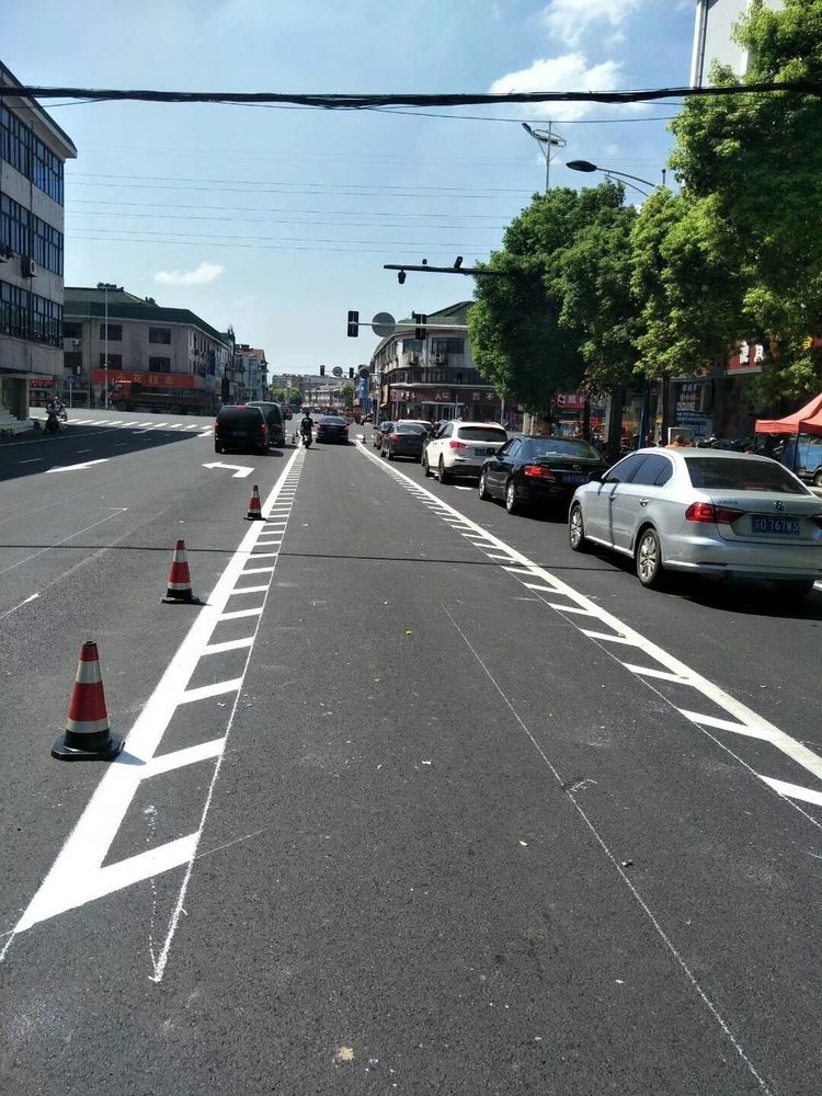 开车走直行道被罚?车主喊冤,交警:不懂锯齿什么意思下次还罚